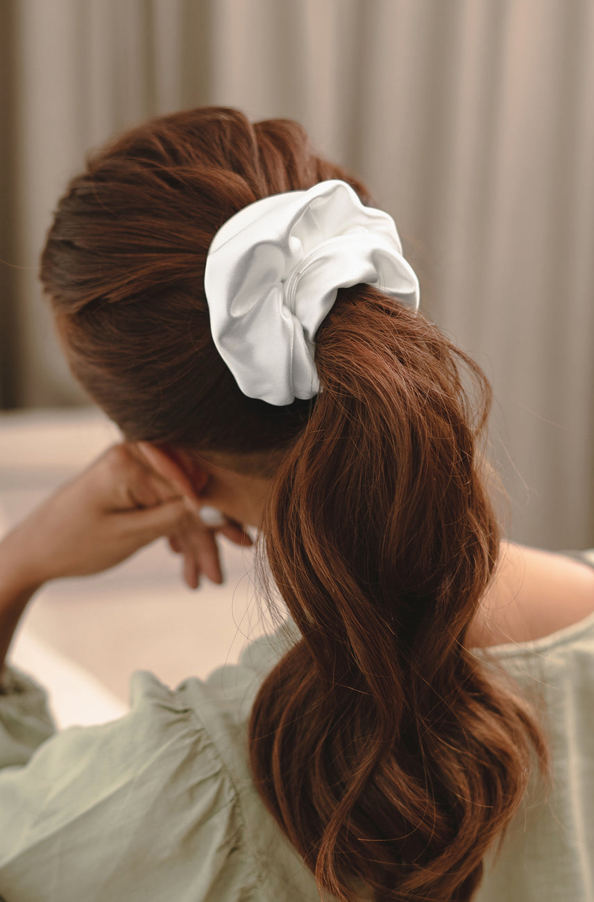 Satin Scrunchies for Curly and Texture hair. Satin scrunchies that fight frizz and reduce hair breakage